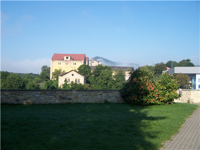 pohled ze zahrady na staré mrazírny a vrch Radobýl