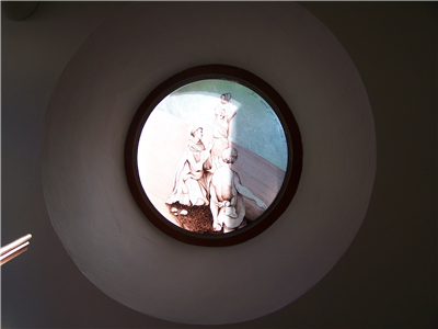 vitrážové okno v hospicové kapli s motivem ukamenování sv. Štěpána