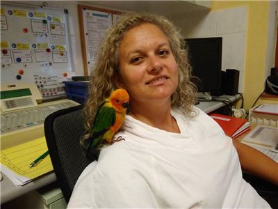 sestřička Kamila trénuje svého papouška pro zooterapii pacientů